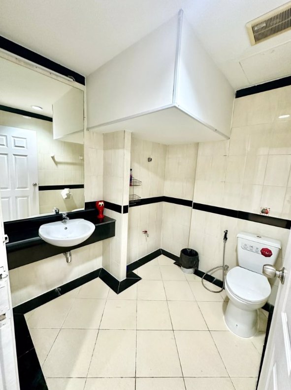 ขายด่วน-บ้านกลางเมือง-บริติช-ทาวน์-ศรีนครินทร์-เป็นทาวน์โฮม-3-ชั้น-หลังริม-รีโนเวทใหม่-สวยๆ