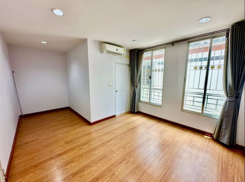 ขายด่วน-บ้านกลางเมือง-บริติช-ทาวน์-ศรีนครินทร์-เป็นทาวน์โฮม-3-ชั้น-หลังริม-รีโนเวทใหม่-สวยๆ