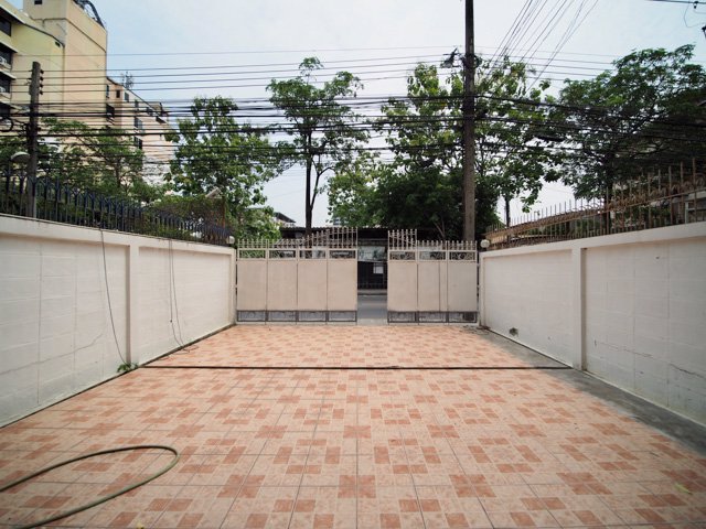 ขาย-อาคารพาณิชย์-4-ชั้น-375-ตรว-ติดถนนหลัก-รัชดาภิเษก-32