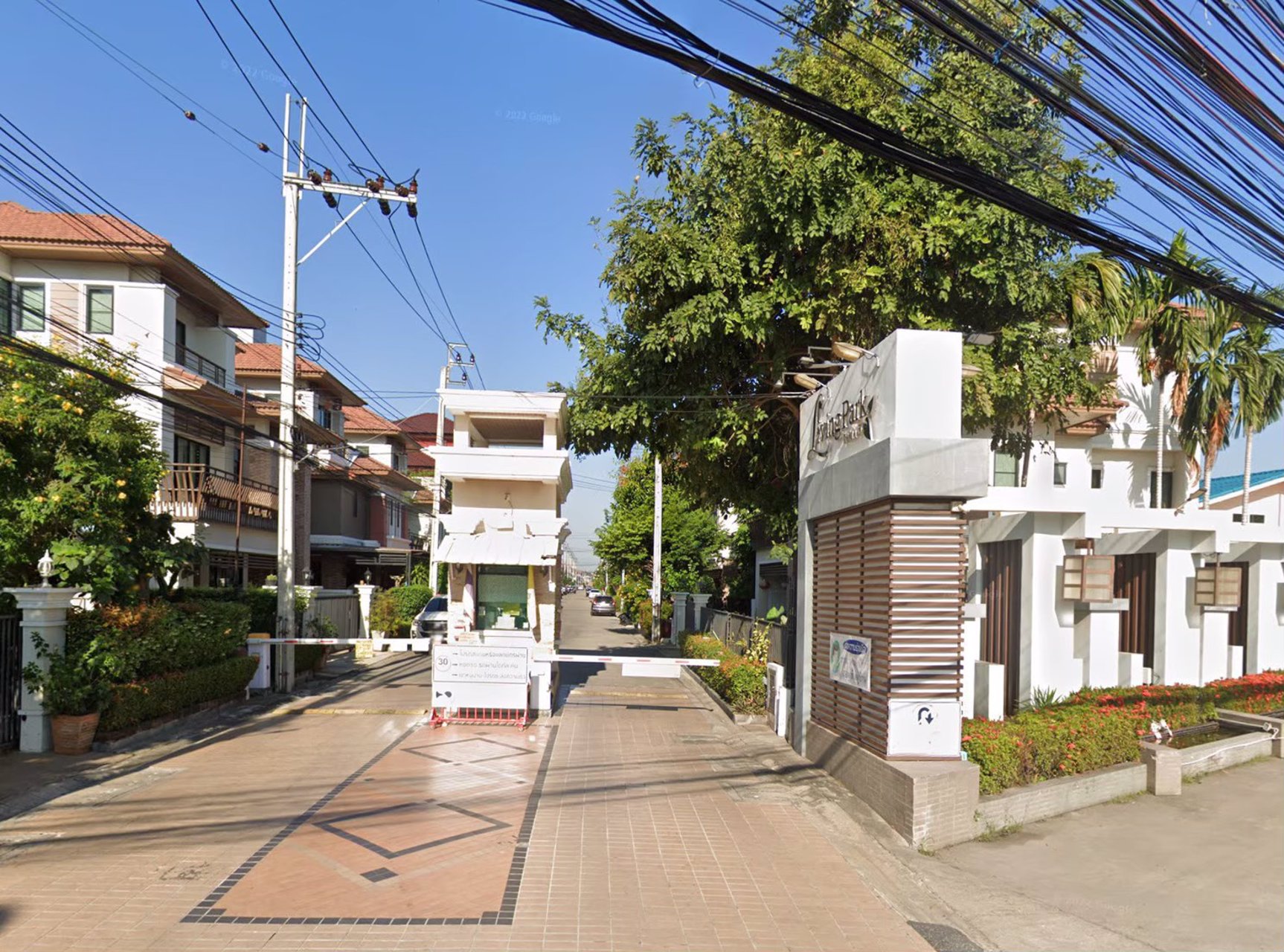 ขายทาวน์โฮม-2-ชั้นหลังริม-ติดสวนกลางหมู่บ้าน