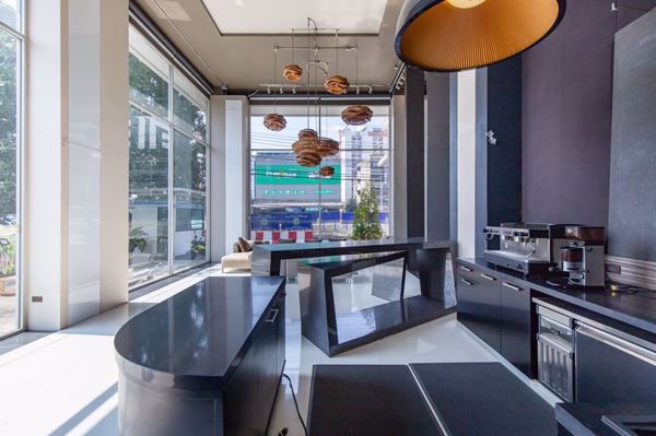 ให้เช่า-อาคารพาณิชย์-โชว์รูม-ออฟฟิศ-สไตล์โมเดิร์น-2-ชั้นครึ่ง-ทำเลดี-ติดถนนศรีนครินทร์