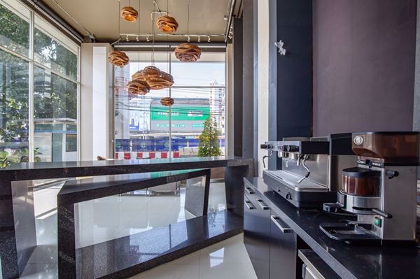 ให้เช่า-อาคารพาณิชย์-โชว์รูม-ออฟฟิศ-สไตล์โมเดิร์น-2-ชั้นครึ่ง-ทำเลดี-ติดถนนศรีนครินทร์