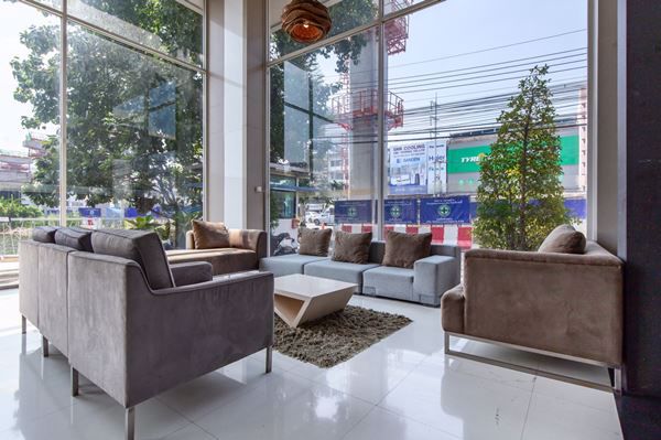 ให้เช่า-อาคารพาณิชย์-โชว์รูม-ออฟฟิศ-สไตล์โมเดิร์น-2-ชั้นครึ่ง-ทำเลดี-ติดถนนศรีนครินทร์