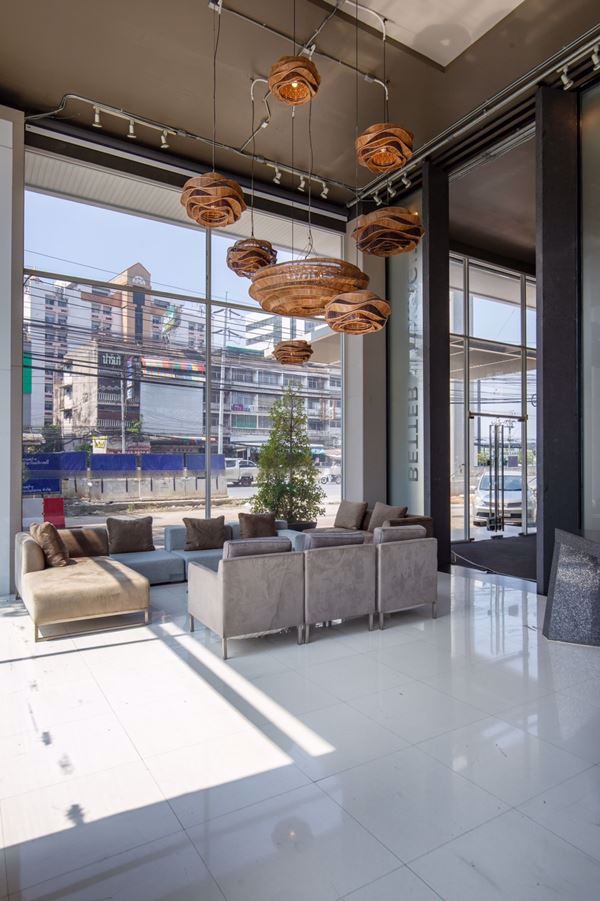 ให้เช่า-อาคารพาณิชย์-โชว์รูม-ออฟฟิศ-สไตล์โมเดิร์น-2-ชั้นครึ่ง-ทำเลดี-ติดถนนศรีนครินทร์