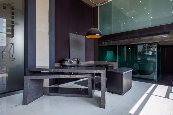 ให้เช่า-อาคารพาณิชย์-โชว์รูม-ออฟฟิศ-สไตล์โมเดิร์น-2-ชั้นครึ่ง-ทำเลดี-ติดถนนศรีนครินทร์