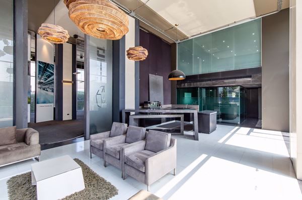 ให้เช่า-อาคารพาณิชย์-โชว์รูม-ออฟฟิศ-สไตล์โมเดิร์น-2-ชั้นครึ่ง-ทำเลดี-ติดถนนศรีนครินทร์