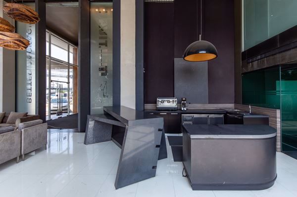 ให้เช่า-อาคารพาณิชย์-โชว์รูม-ออฟฟิศ-สไตล์โมเดิร์น-2-ชั้นครึ่ง-ทำเลดี-ติดถนนศรีนครินทร์