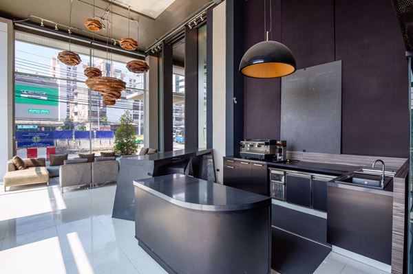 ให้เช่า-อาคารพาณิชย์-โชว์รูม-ออฟฟิศ-สไตล์โมเดิร์น-2-ชั้นครึ่ง-ทำเลดี-ติดถนนศรีนครินทร์