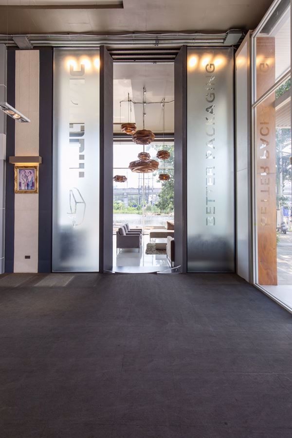 ให้เช่า-อาคารพาณิชย์-โชว์รูม-ออฟฟิศ-สไตล์โมเดิร์น-2-ชั้นครึ่ง-ทำเลดี-ติดถนนศรีนครินทร์