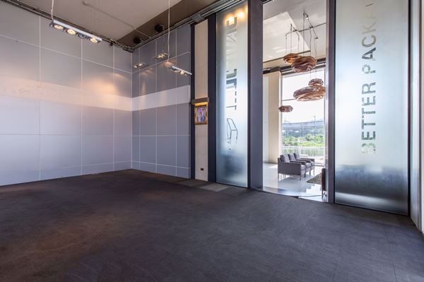 ให้เช่า-อาคารพาณิชย์-โชว์รูม-ออฟฟิศ-สไตล์โมเดิร์น-2-ชั้นครึ่ง-ทำเลดี-ติดถนนศรีนครินทร์