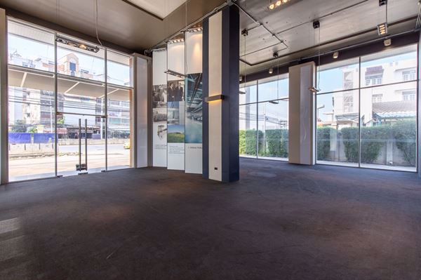 ให้เช่า-อาคารพาณิชย์-โชว์รูม-ออฟฟิศ-สไตล์โมเดิร์น-2-ชั้นครึ่ง-ทำเลดี-ติดถนนศรีนครินทร์