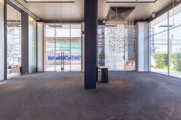 ให้เช่า-อาคารพาณิชย์-โชว์รูม-ออฟฟิศ-สไตล์โมเดิร์น-2-ชั้นครึ่ง-ทำเลดี-ติดถนนศรีนครินทร์