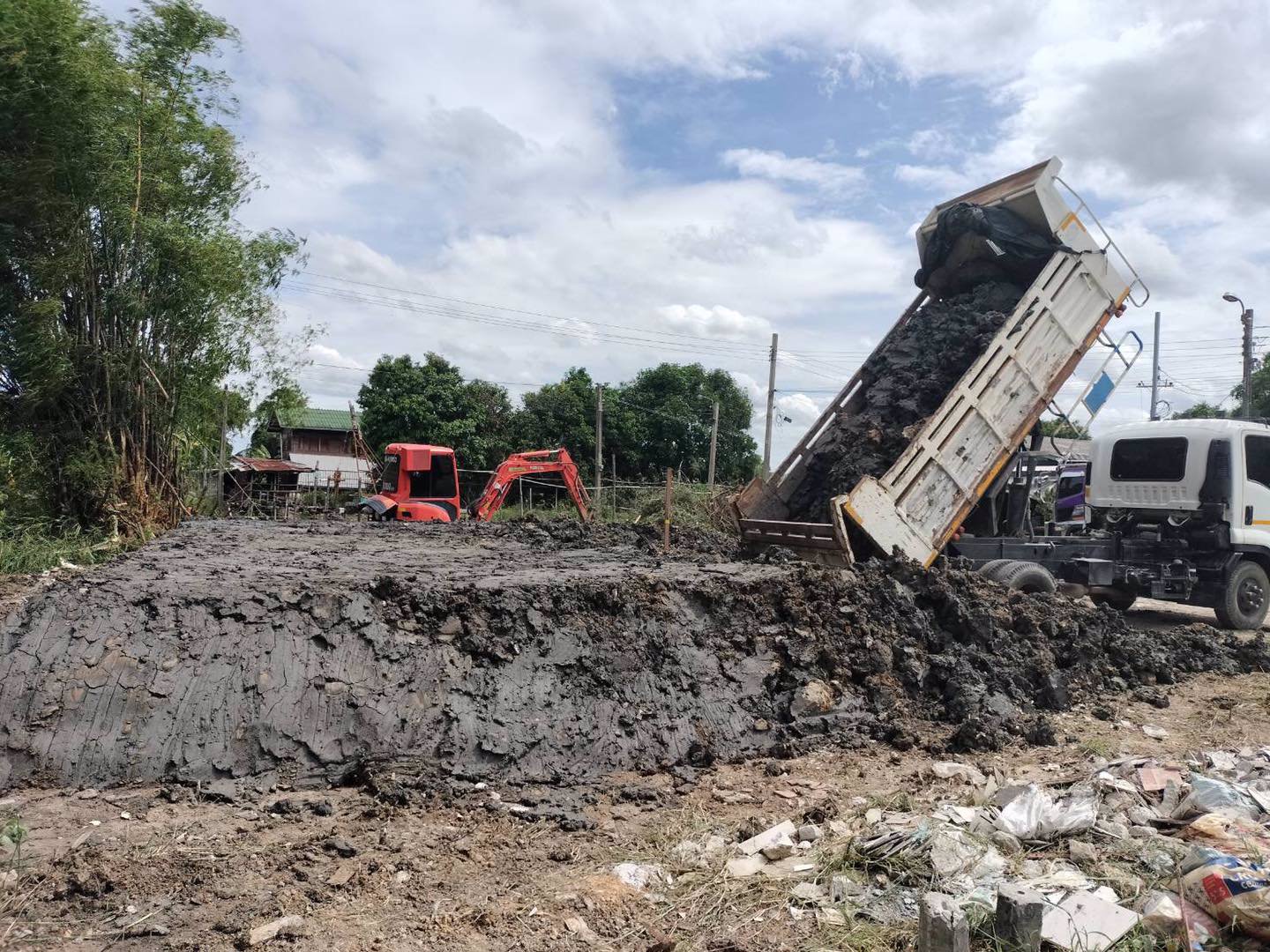 รับเหมาถมที่ดินราคาถูกและพิเศษสำหรับคุณ-ที่สุดในเขตกรุงเทพ-และปริมณฑล-ถมดินดำ-ดินดาน-ดินลูกรัง-และ