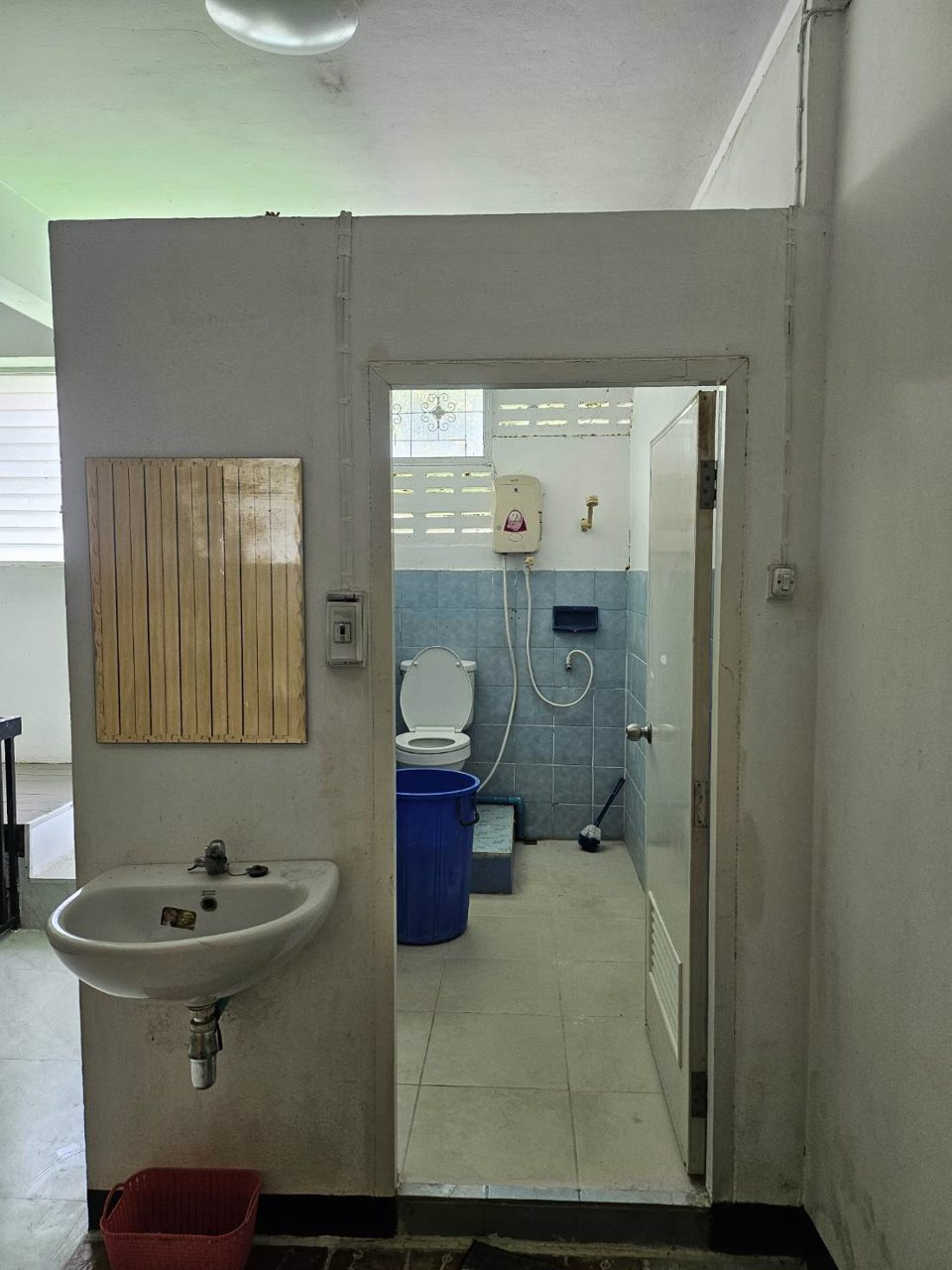 ขายอาคารพาณิชย์-4-ห้องนอน-3-ห้องน้ำ-ในตัว