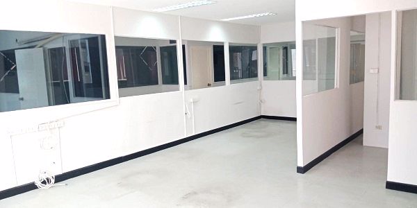 ให้เช่าพื้นที่สำนักงาน-ย่านรัชดาภิเษก-130-ตรม-อาคาร-6-ชั้นพร้อมลิฟท์-ที่จอดรถ-1-คัน-ห้องน้ำ-2-ห้อง-