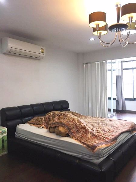 ให้เช่าทาวโฮม-3-ชั้น-ใกล้-bts-อารีย์-พื้นที่-50-ตรว-270-ตรม-4-ห้องนอน-5-ห้องน้ำ-จอดรถ-3-คัน