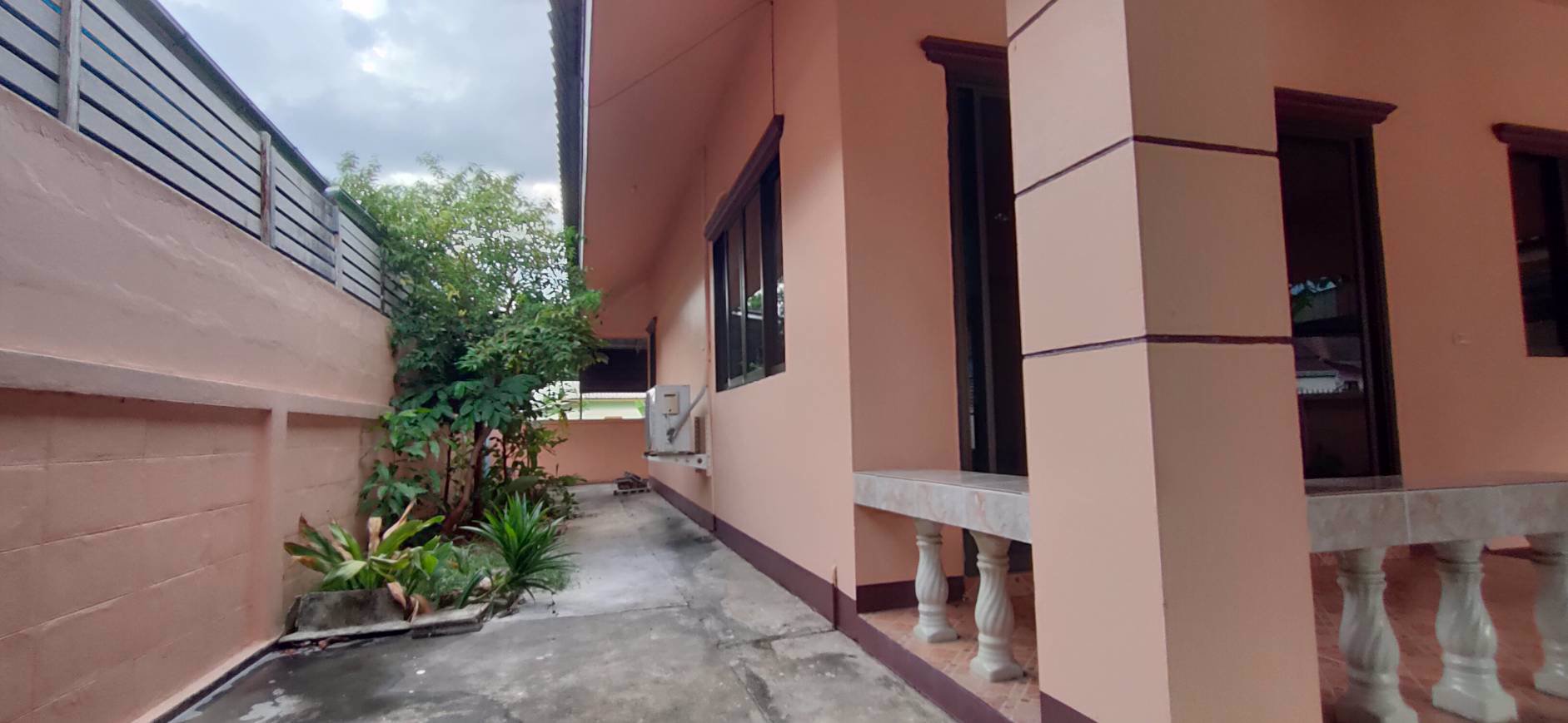 บ้านรีโนเวทใหม่พร้อมอยู่-ในชุมชนตัวเมืองลำปาง