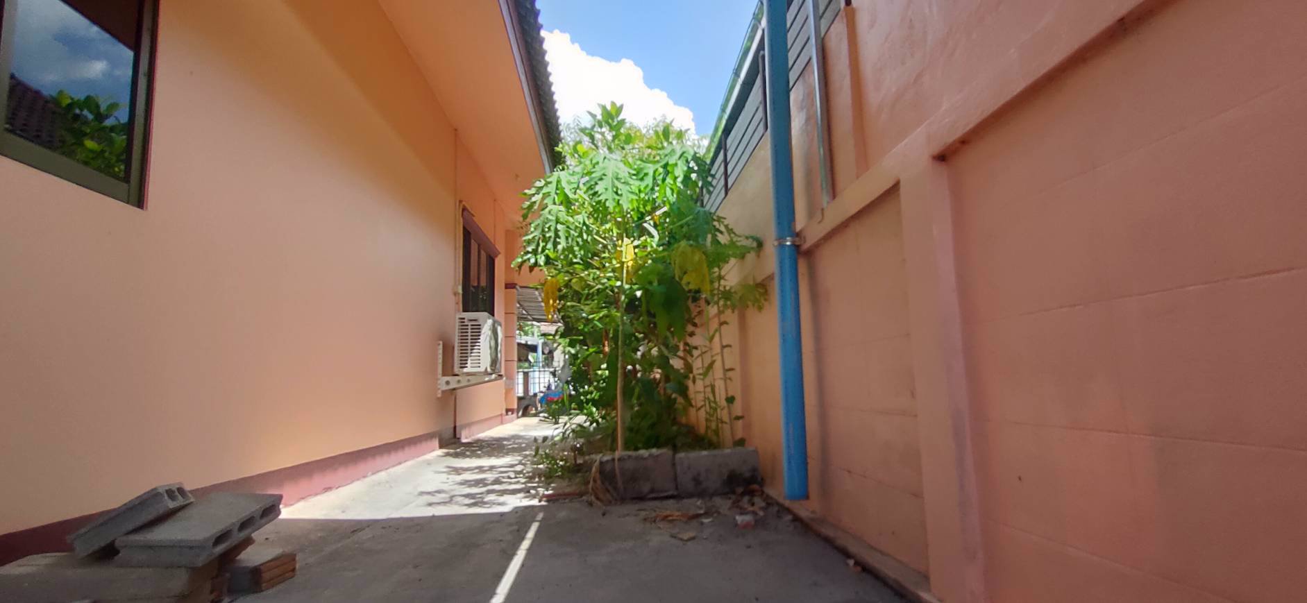 บ้านรีโนเวทใหม่พร้อมอยู่-ในชุมชนตัวเมืองลำปาง