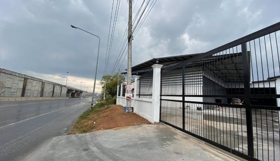 ขายและให้เช่า-โกดัง-พร้อมสำนักงาน-2-ชั้น-มีบ้านพักคนงาน-เนื้อที่-700-ตรว-ถนนเลียบมอเตอร์เวย์7