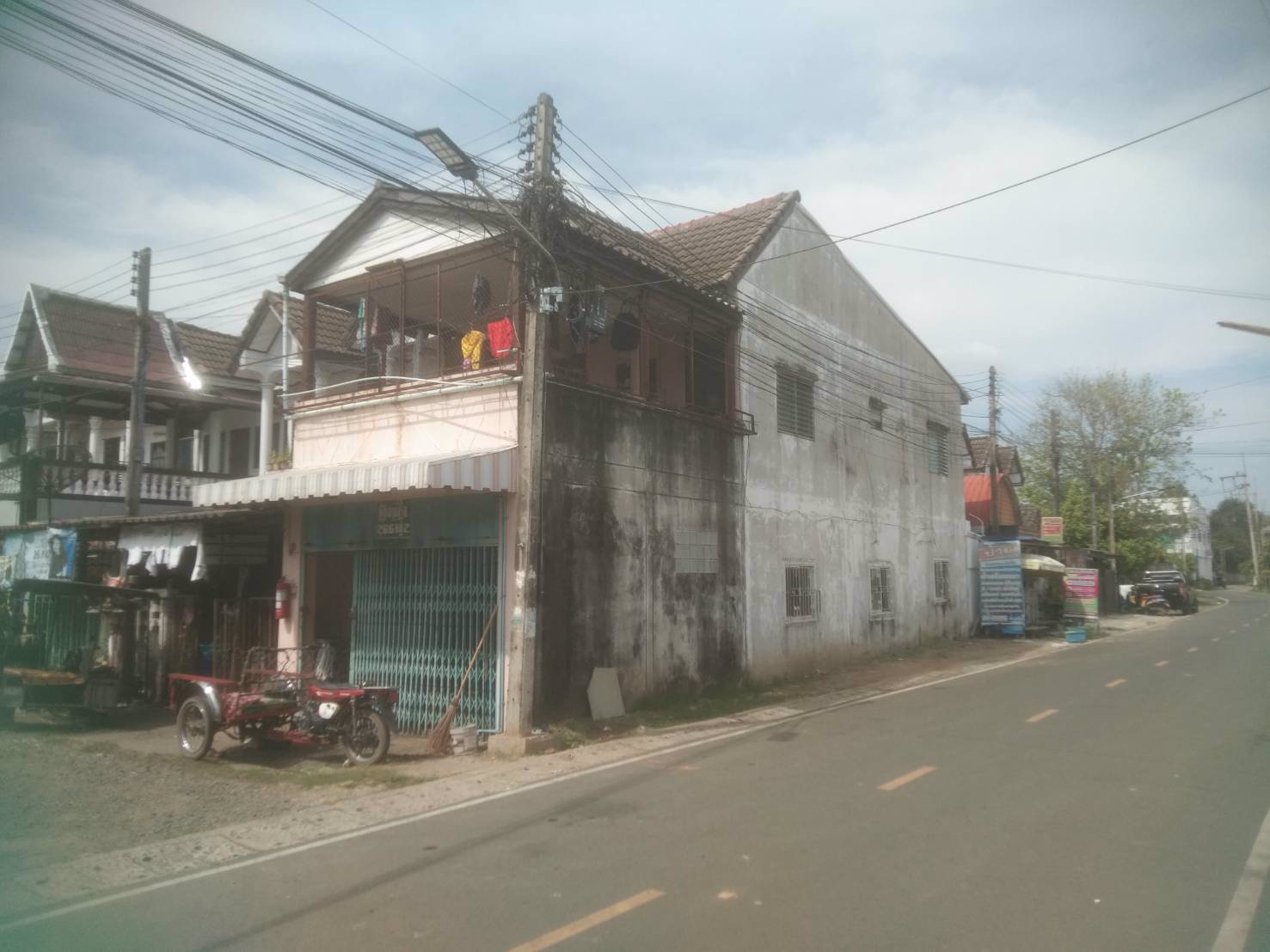 ขายทาวน์เฮ้าส์-2-ชั้น-หลังริม-ทำเลสวย-มีที่เกิน-ริมถนน