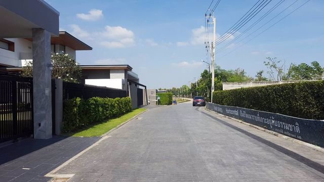 ที่ดินเปล่าจัดสรร-ติดทะเลสาป-ในเมืองทองธานี-แจ้งวัฒนะ-ทำเลดี-มีหลายแปลง