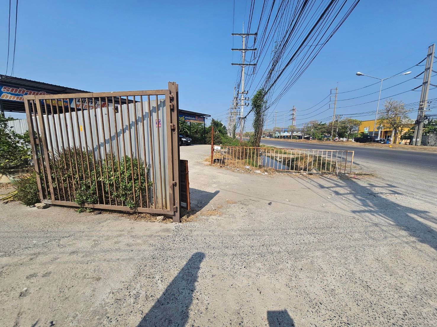 ขายที่ดินแถมสิ่งปลูกสร้างติดถนนเอกชัย