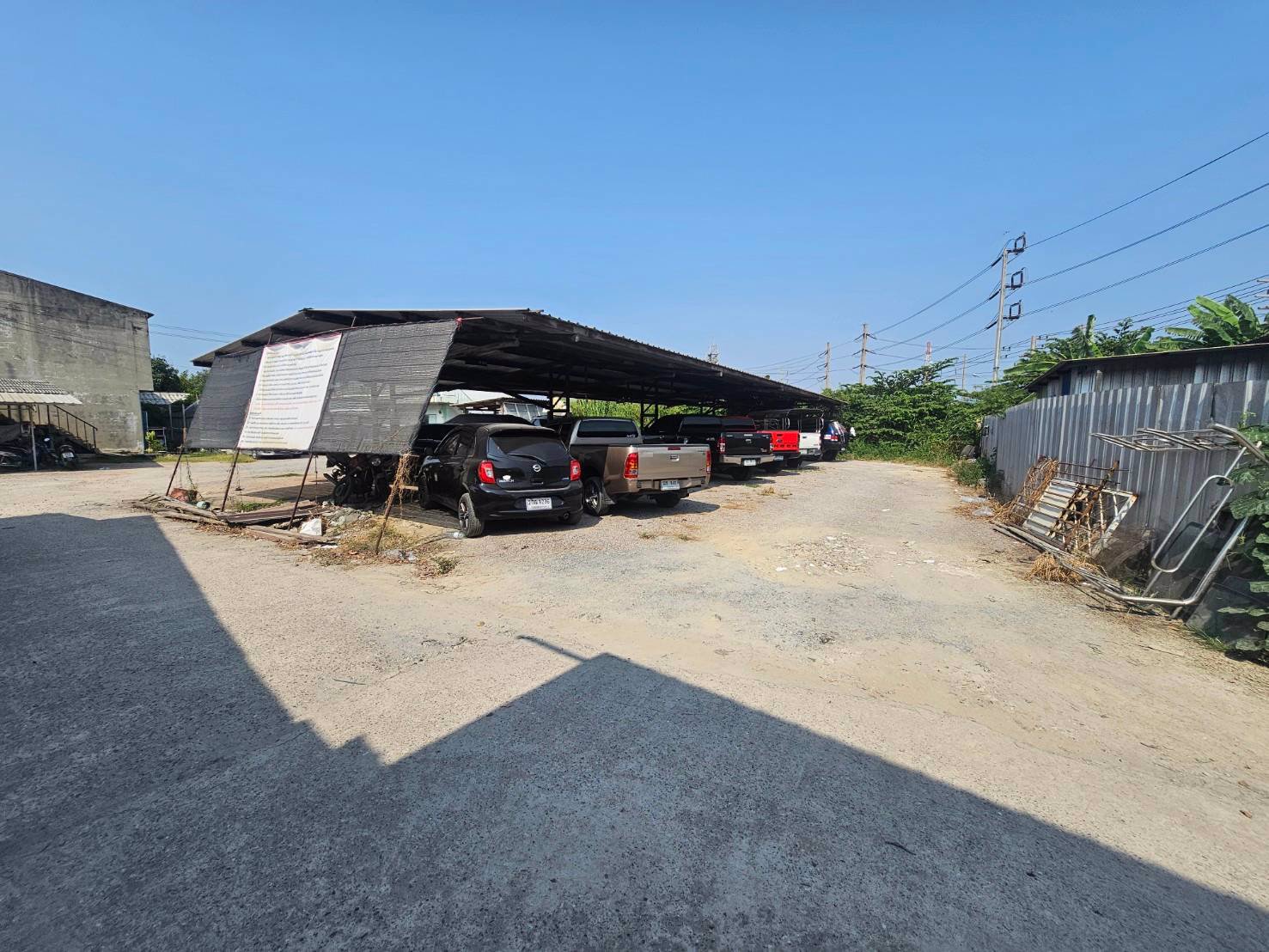 ขายที่ดินแถมสิ่งปลูกสร้างติดถนนเอกชัย