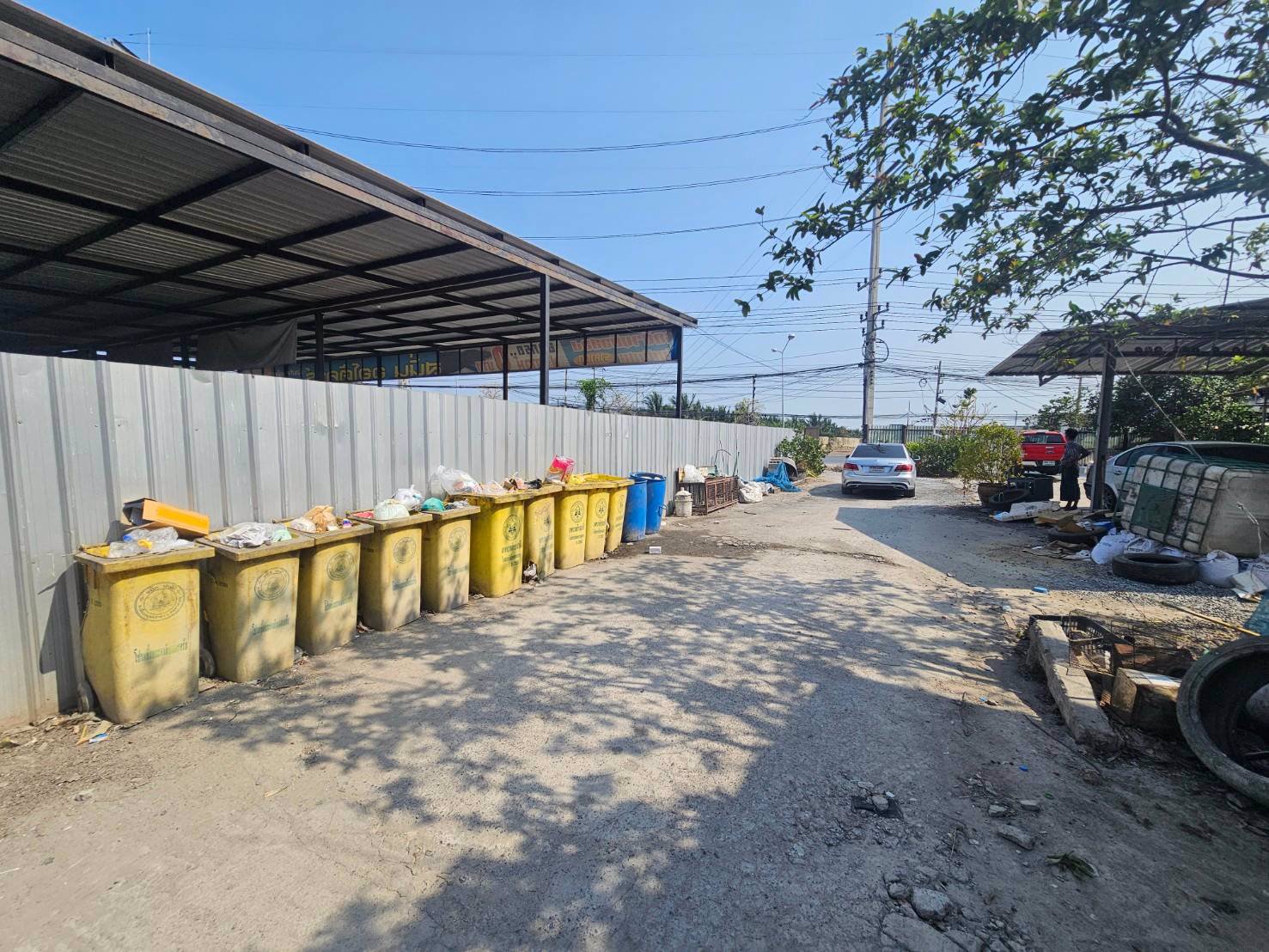 ขายที่ดินแถมสิ่งปลูกสร้างติดถนนเอกชัย