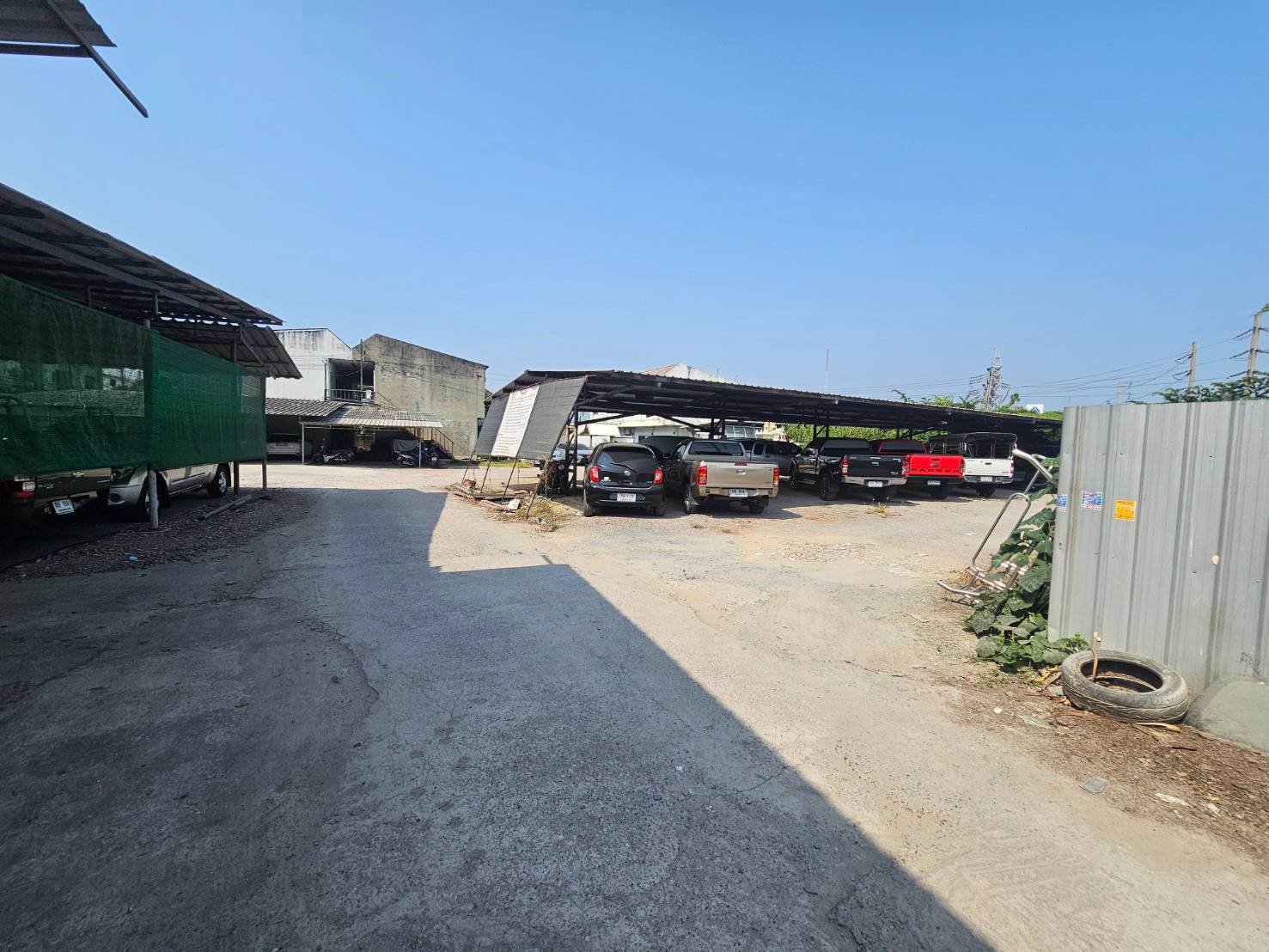 ขายที่ดินแถมสิ่งปลูกสร้างติดถนนเอกชัย