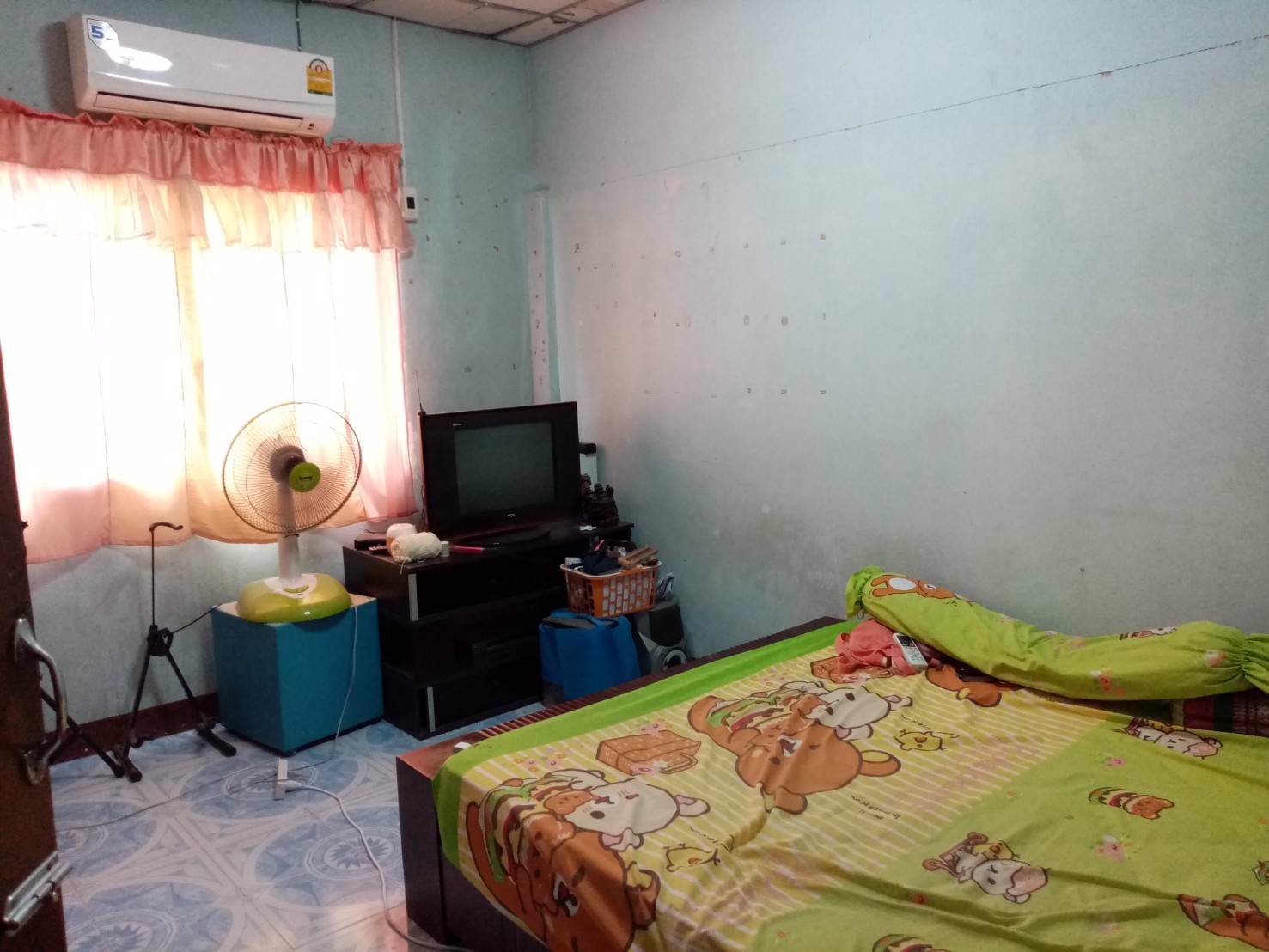 ขาย-บ้านทาวเฮาส์-16-ตรวา-มบกรุงทอง-2-ห้องนอน-1-ห้องน้ำ-หน้าบ้านมีต้นไม้ใหญ่ร่มรื่น-thumbtack-