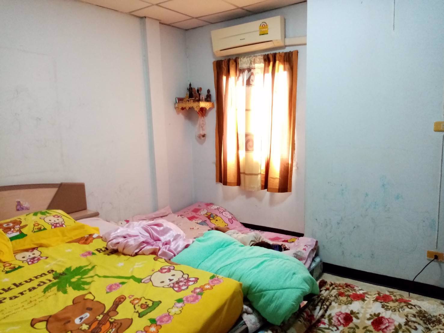 ขาย-บ้านทาวเฮาส์-16-ตรวา-มบกรุงทอง-2-ห้องนอน-1-ห้องน้ำ-หน้าบ้านมีต้นไม้ใหญ่ร่มรื่น-thumbtack-