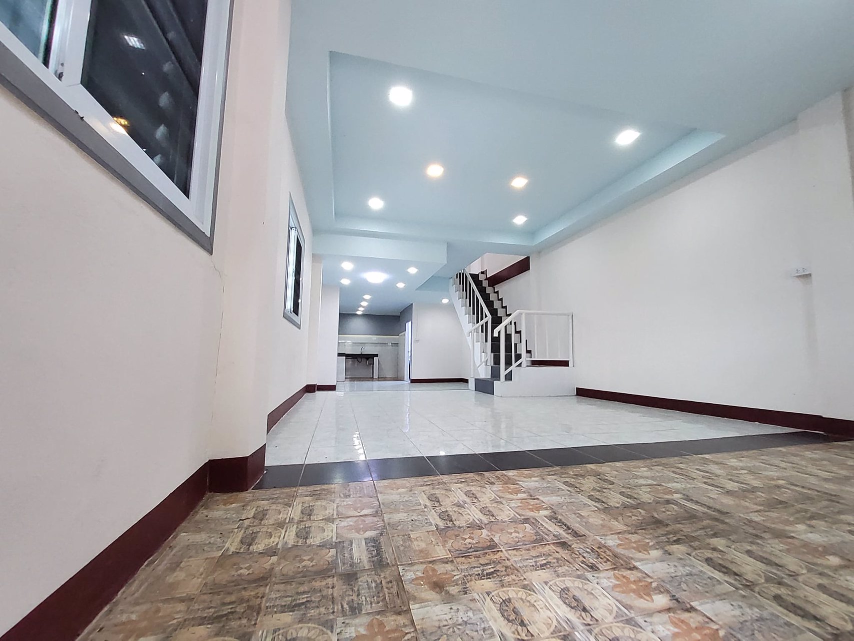 หลุดมาอีกแล้ว-ทาวน์เฮ้าส์สวย-ๆ-ล้านต้น-ๆ-ใกล้โรงพยาบาล