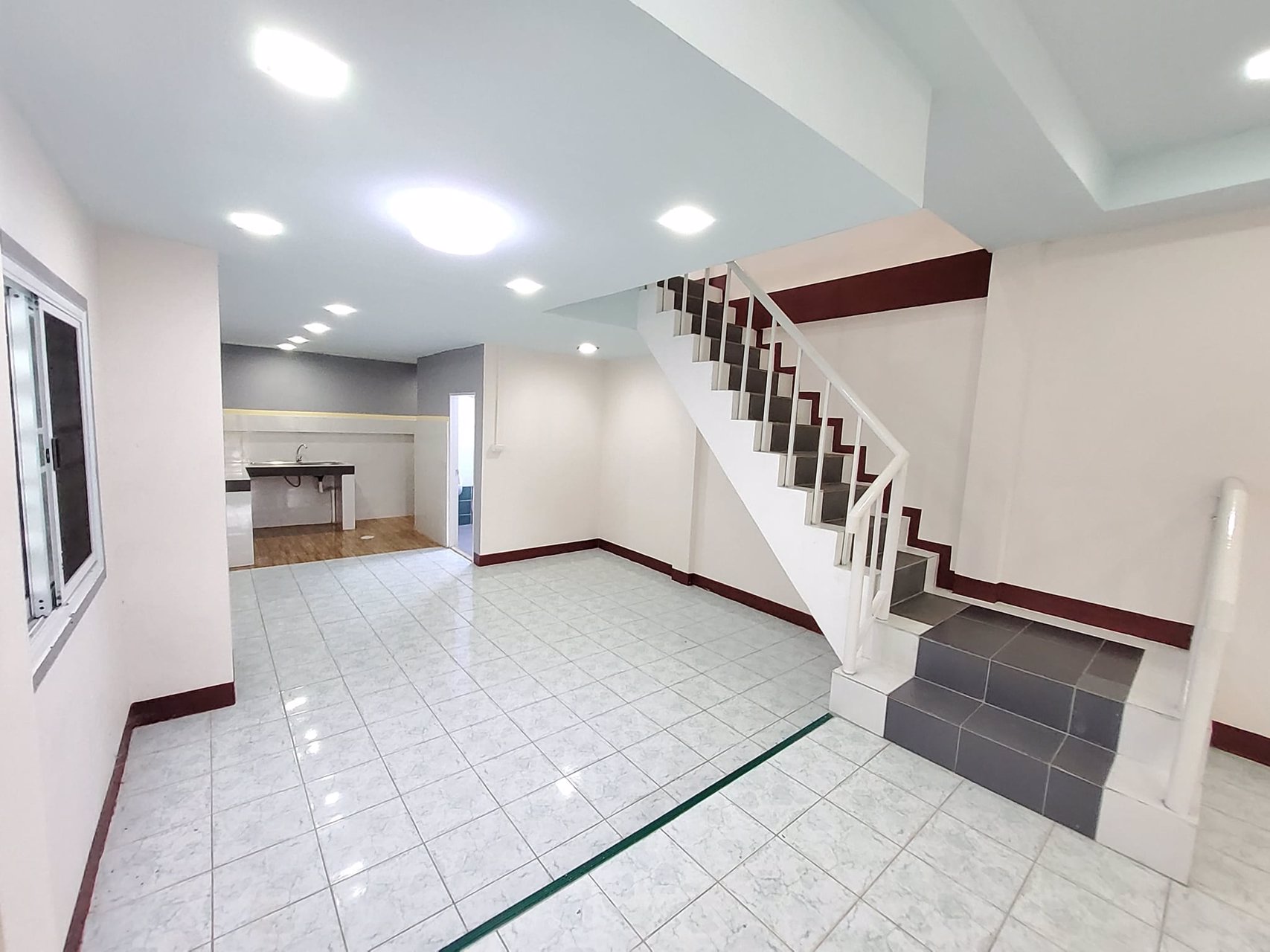 หลุดมาอีกแล้ว-ทาวน์เฮ้าส์สวย-ๆ-ล้านต้น-ๆ-ใกล้โรงพยาบาล