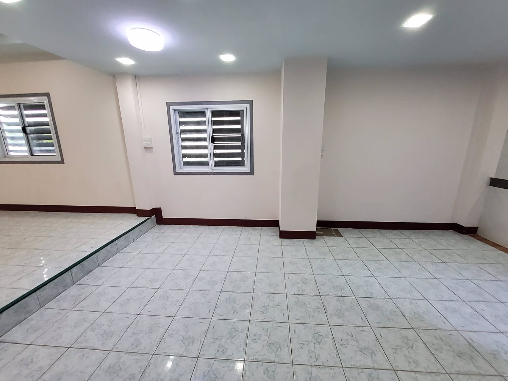 หลุดมาอีกแล้ว-ทาวน์เฮ้าส์สวย-ๆ-ล้านต้น-ๆ-ใกล้โรงพยาบาล