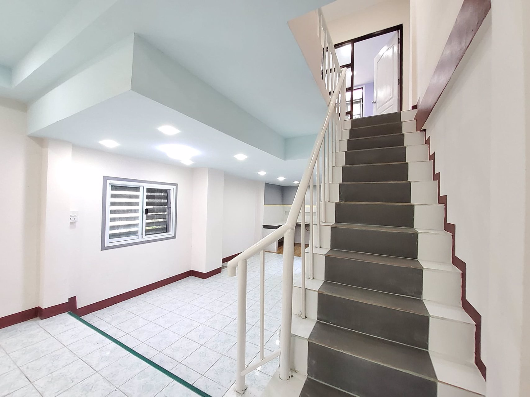 หลุดมาอีกแล้ว-ทาวน์เฮ้าส์สวย-ๆ-ล้านต้น-ๆ-ใกล้โรงพยาบาล