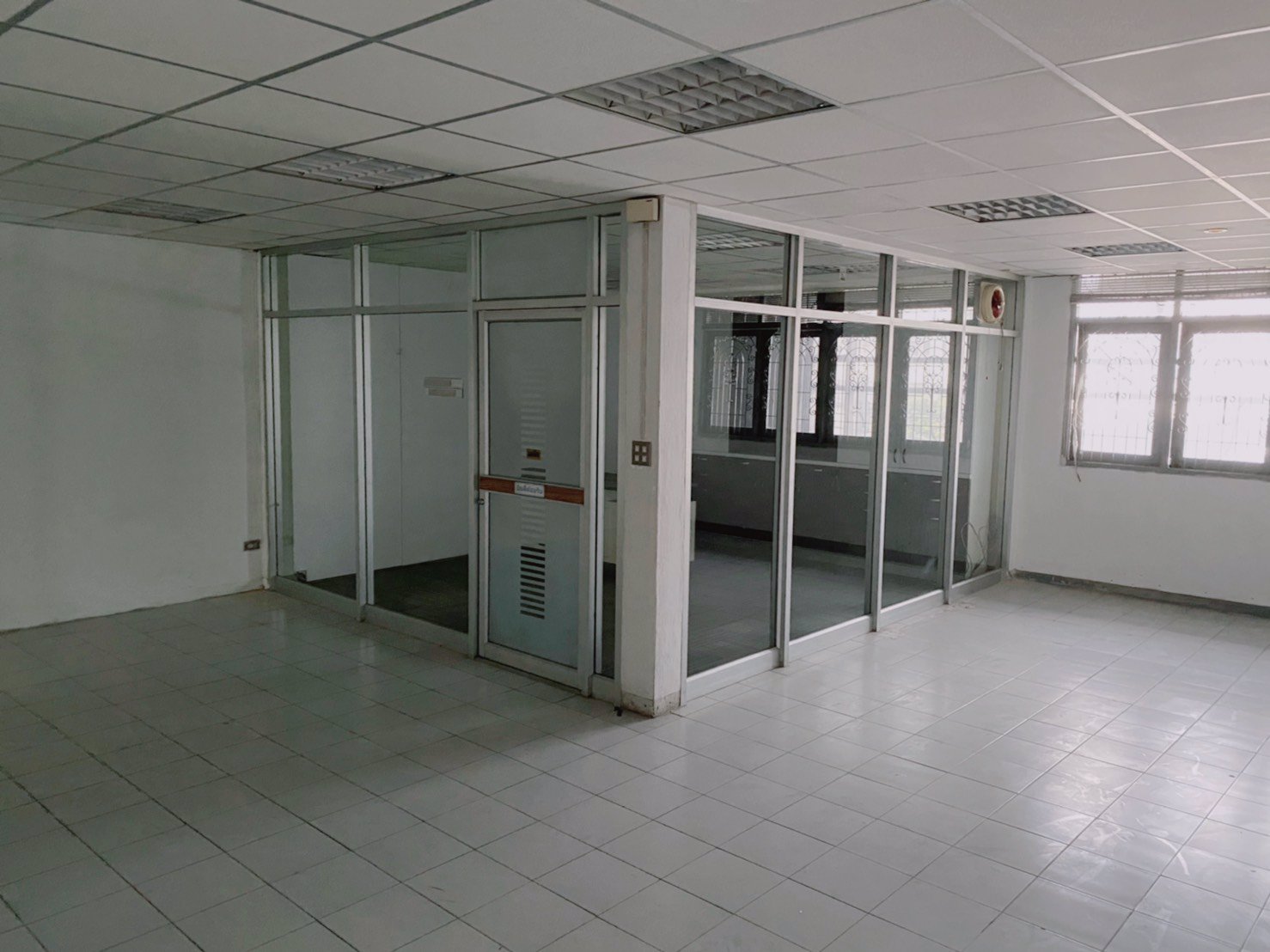 ให้เช่าอาคาร-2-ห้อง-ทำเลทอง-ตรงข้าม-พันธุ์ทิพย์-งามวงศ์วาน-คนพลุกพล่านมาก-เหมาะทำ-คลินิก-ร้านทำฟัน