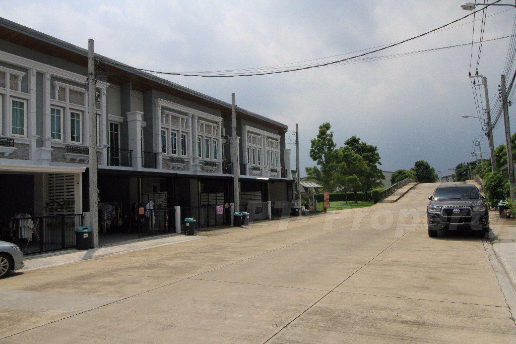 ถนนหน้าบ้านโล่งสุดๆ-กว้างถึง-12-เมตร-อยู่โซนด้านหน้าโครงการ-ใกล้คลับเฮ้าส์-พร้อมต่อเติมหลังคาที่จอด