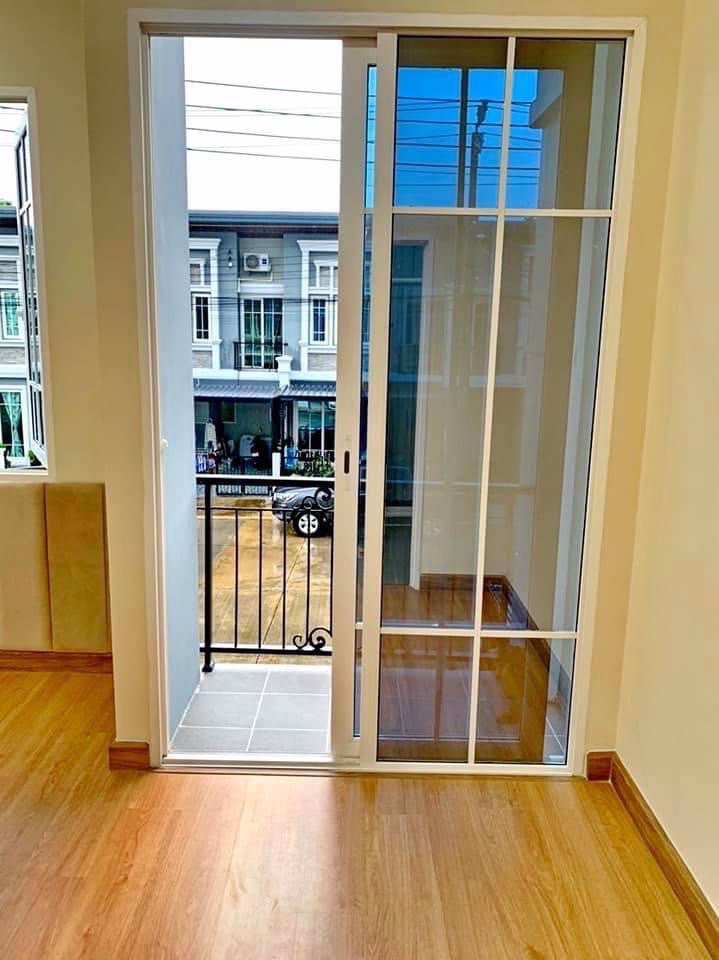 ถนนหน้าบ้านโล่งสุดๆ-กว้างถึง-12-เมตร-อยู่โซนด้านหน้าโครงการ-ใกล้คลับเฮ้าส์-พร้อมต่อเติมหลังคาที่จอด