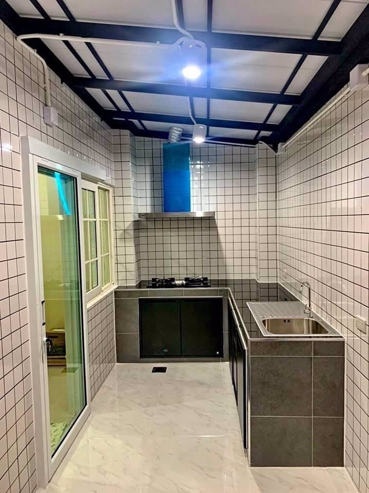 ถนนหน้าบ้านโล่งสุดๆ-กว้างถึง-12-เมตร-อยู่โซนด้านหน้าโครงการ-ใกล้คลับเฮ้าส์-พร้อมต่อเติมหลังคาที่จอด