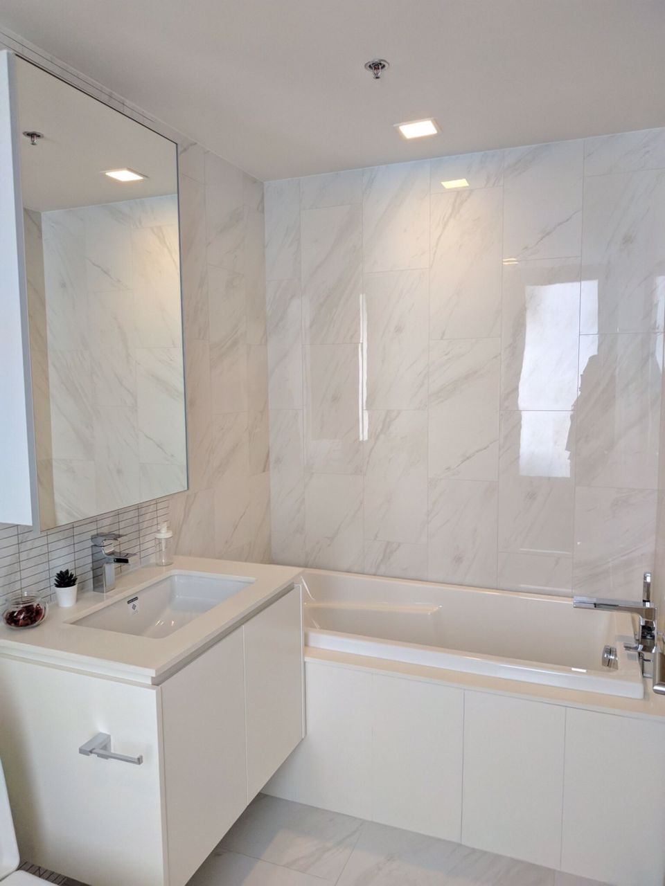 hyde-sukhumvit-11-for-rent-2-bed-room-2-bath-room-best-price-near-bts-nana-asoke