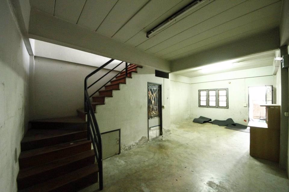 ทาวน์โฮม-หมู่บ้านอัชลี-กว้างๆ-ซื้อบ้านแถมฟรี-รถกระบะ-1-คัน-ใช้งานได้จริง-