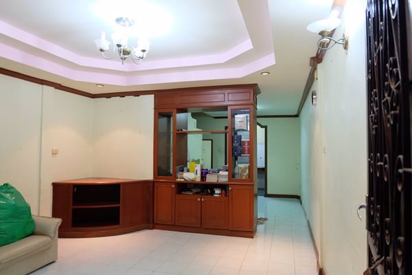 ขายทาวน์เฮ้าส์-2-ชั้น-2-ห้องนอน-2-ห้องน้ำ-หมู่บ้านพิชาดา-ต่อเติมเต็มพื้นที่-ตกแต่งเฟอร์นิเจอร์บิ้วอิ