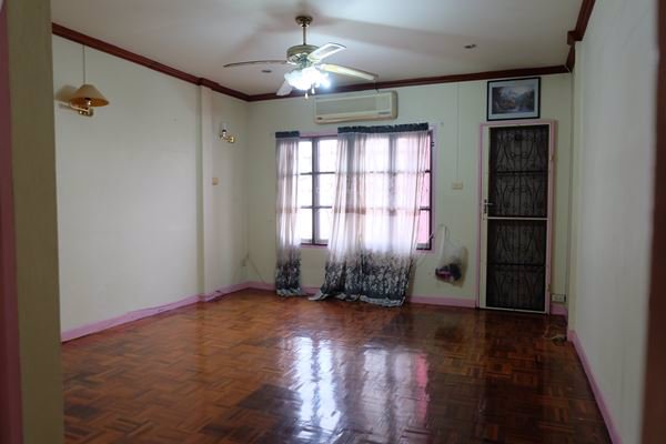 ขายทาวน์เฮ้าส์-2-ชั้น-2-ห้องนอน-2-ห้องน้ำ-หมู่บ้านพิชาดา-ต่อเติมเต็มพื้นที่-ตกแต่งเฟอร์นิเจอร์บิ้วอิ