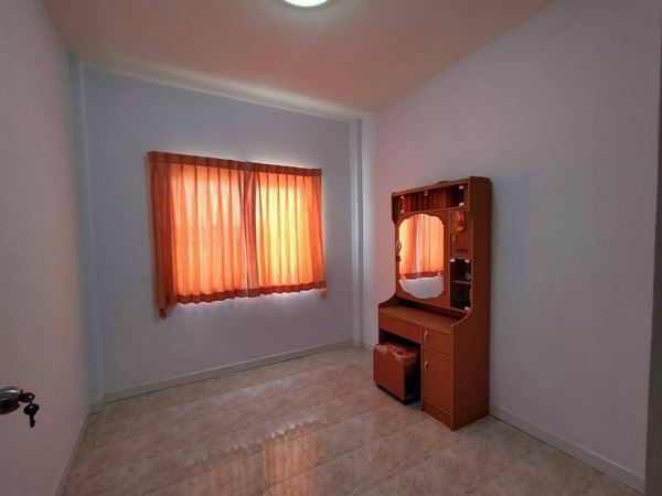 ขายทาวน์เฮาส์-2-ชั้น-สวย-แต่งใหม่-มีแอร์-มีเฟอร์ครบ-4-นอน-2-น้ำ-โทร-0634461828