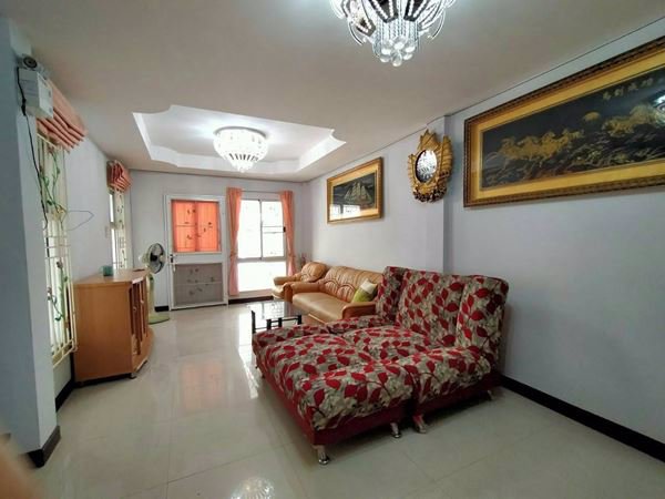 ขายทาวน์เฮาส์-2-ชั้น-สวย-แต่งใหม่-มีแอร์-มีเฟอร์ครบ-4-นอน-2-น้ำ-โทร-0634461828