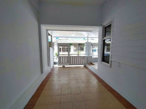 ขายทาวน์เฮาส์-2-ชั้น-สวย-แต่งใหม่-มีแอร์-มีเฟอร์ครบ-4-นอน-2-น้ำ-โทร-0634461828