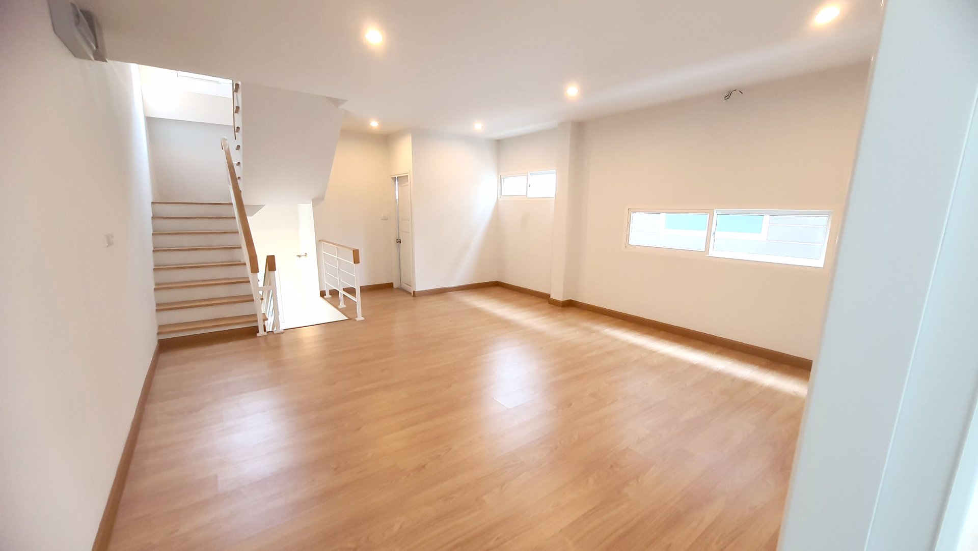 ขายด่วน-ทาวน์โฮมหลังมุม-3-ชั้น-45-ตรว-ซสุคนธ์สวัสดิ์16-ตรงงข้าม-รรสตรีวิทยา-2-ราคาถูก