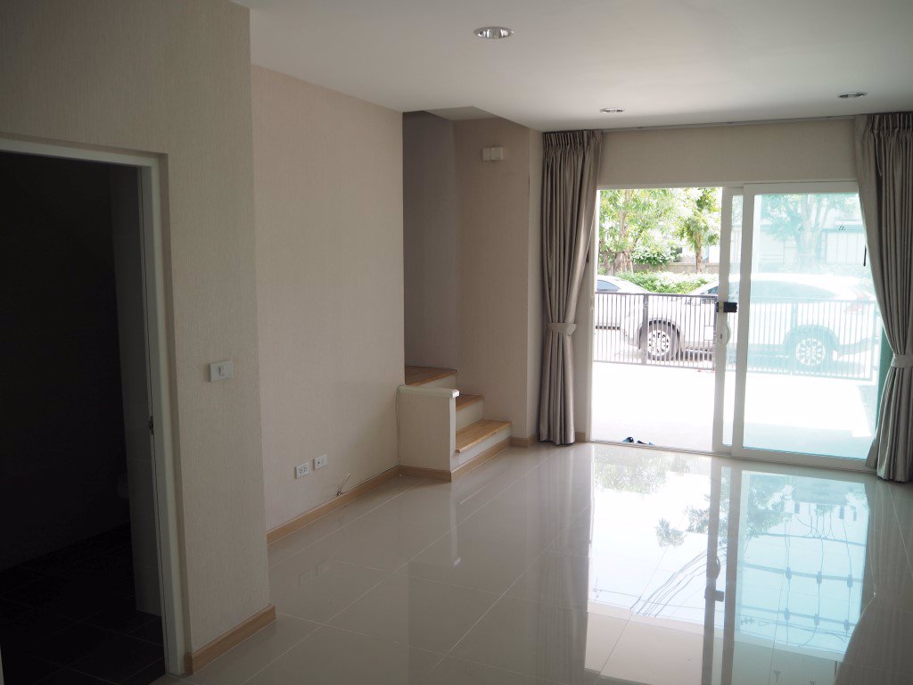 ห้เช่า-town-home-3-ชั้น-สไตล์โมเดิร์น-ติดถนนใหญ่รามอินทรา-เดินทางไปมาสะดวกมากๆ