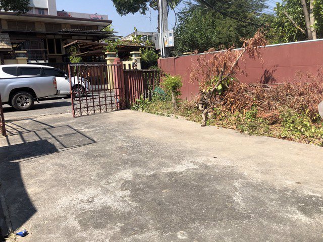 ขายที่ดินย่านสันติธรรม-เนื้ิอที่-108-ตรว-พร้อมสิ่งปลูกสร้าง-ซอยเม็งรายรัศมี-ทำเลดีมาก