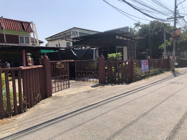 ขายที่ดินย่านสันติธรรม-เนื้ิอที่-108-ตรว-พร้อมสิ่งปลูกสร้าง-ซอยเม็งรายรัศมี-ทำเลดีมาก